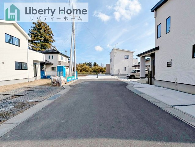 笠間市平町23-P1　6号棟　新築戸建の前面道路含む現地写真