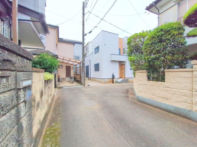 入間郡三芳町大字藤久保の新築一戸建の前面道路含む現地写真