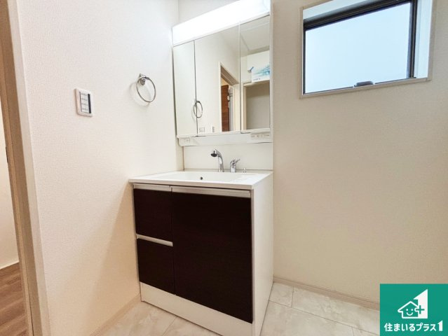 13(土)14(日)現地説明会開催　生駒郡斑鳩町龍田の独立洗面台|清潔感のある洗面台です。フラットな鏡は掃除がしやすく毎日清潔！鏡裏には収納があるのでスッキリとした洗面台が保てます。