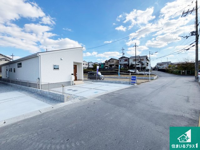 13(土)14(日)現地説明会開催　生駒郡斑鳩町龍田の前面道路含む現地写真|周辺は閑静な住宅街！前面道路広々で車の出し入れも便利です。駐車が苦手な方でも安心して車庫入れできます！