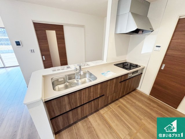 13(土)14(日)現地説明会開催　生駒郡斑鳩町龍田のキッチン|リビングと統一感があり、使い勝手のいいキッチン。広々としているので、二人並んで作業が出来ちゃいます。お子様と一緒に色々なお料理に挑戦できるスペースがあります。