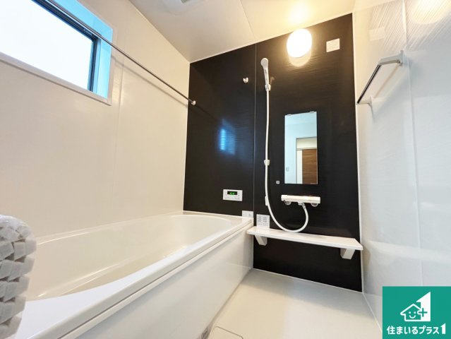 13(土)14(日)現地説明会開催　生駒郡斑鳩町龍田の浴室|足をゆったり伸ばして寛げる浴槽です。窓が設けられていますので差し込む光が明るく穏やかな雰囲気にしてくれます♪浴室乾燥機も設置しているので、雨の日の洗濯物も安心です♪