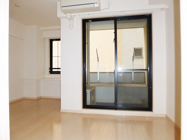 エスティメゾン浅草駒形の居間・リビング|テーブルソファー配置しやすい間取りです