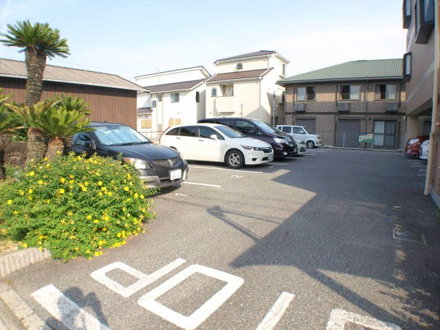 シャルマンコーポ荒牧の駐車場|車をお持ちの方に嬉しい駐車場付きの物件です