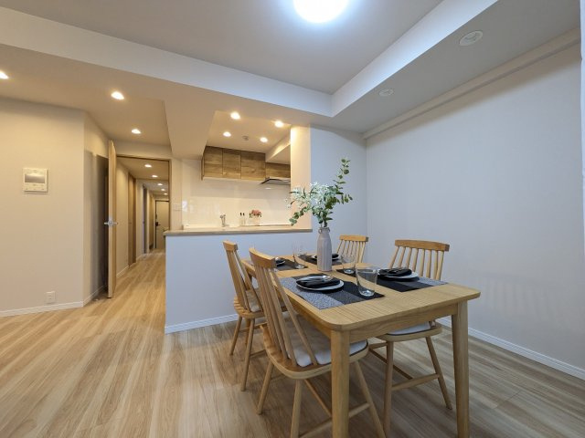 【居間・リビング】 | ☆ホームステージングしています。家具は撮影用です。

