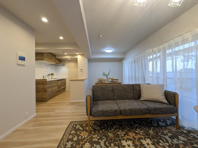 【居間・リビング】 | ☆ホームステージングしています。家具は撮影用です。

