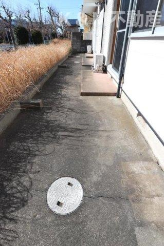 フラワーエステートの駐車場|車をお持ちの方に嬉しい駐車場付きの物件です