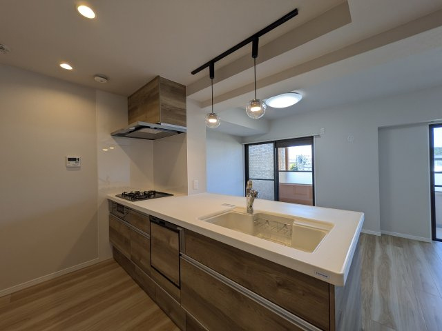 【キッチン】 | リビングで遊ぶお子様を見守りながらお料理ができる対面キッチン