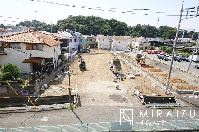 【前面道路含む現地写真】 | 陽の光をたっぷりと浴びながら気持ち良く生活が出来ます。夢のマイホーム、夢ではなく実現出来ます！見学・ご相談等、お気軽にご連絡下さい。