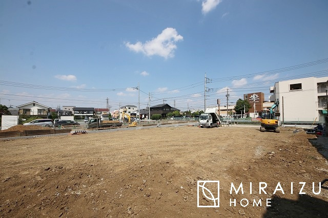 【前面道路含む現地写真】 | 通勤や家族の送迎など、毎日の生活にマイカーが欠かせない方にとって駐車場は大事な条件。敷地内にカースペースがあれば、お出かけやお買い物の際の搬入出も楽々です。
