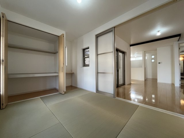 堺市東区大美野　中古戸建の和室|【和室6.5帖】
お子様の遊び場や玄関に近いため客間としてのご利用も可能。
畳表替え（R7年10月）