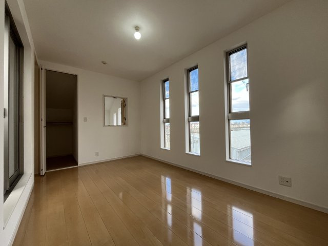 堺市東区大美野　中古戸建の洋室|【洋室7.5帖】
WIC＋ワイドバルコニーの主寝室に最適な部屋
ダブルベッドを置いても余裕があります