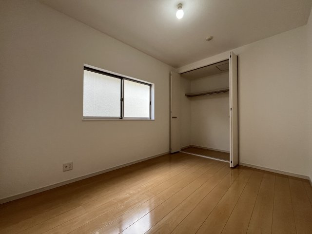 堺市東区大美野　中古戸建の洋室|【洋室6帖】
趣味に合わせて使って頂けるようシンプルに仕上げてあります。
