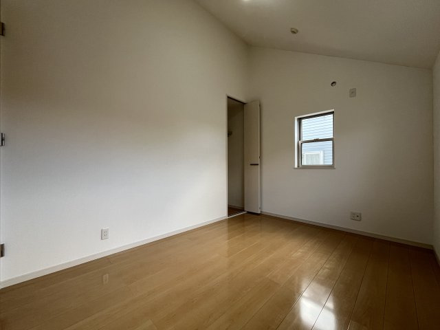 堺市東区大美野　中古戸建の洋室|【洋室6帖】
2面からたっぷりと陽光が注がれる明るい空間。
勾配天井で広い空間を演出。