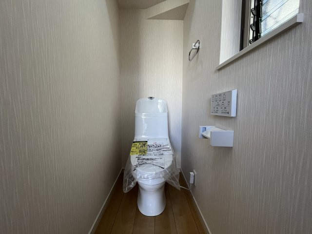 堺市東区大美野　中古戸建のトイレ|節水型でエコなトイレには今では当たり前のウォシュレット付き。
クロス・トイレ新調済（R7年10月）