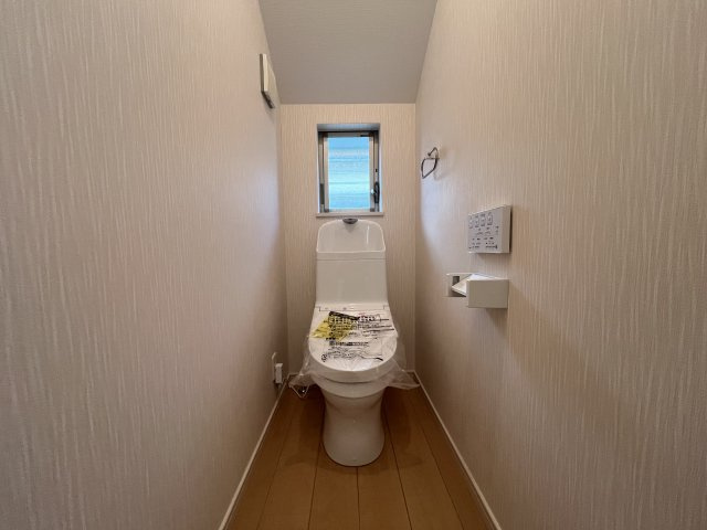 堺市東区大美野　中古戸建のトイレ|節水型でエコなトイレには今では当たり前のウォシュレット付き。
クロス・トイレ新調済（R7年10月）