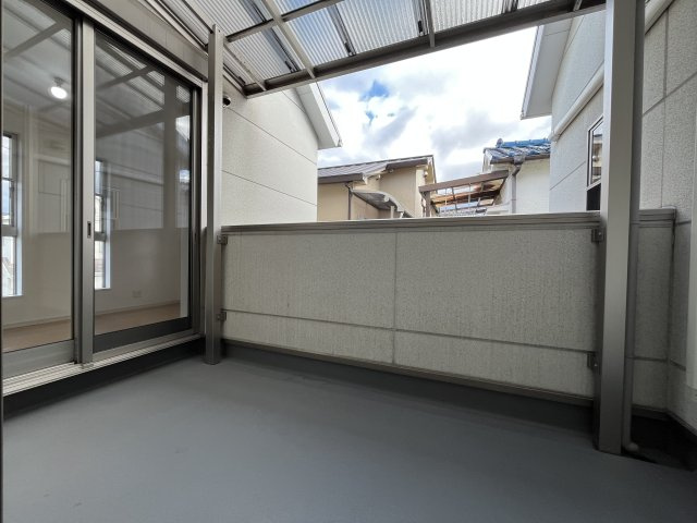 堺市東区大美野　中古戸建のバルコニー|奥行きのある屋根付きのワイドバルコニー。
洋室とのくぼみにあるため人の目を気にせず洗濯物が干せます。