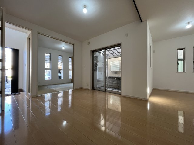 堺市東区大美野　中古戸建の居間・リビング|【LDK約17.25帖】
広々とした空間にご家族皆様が快適に過ごせます
クロス新調済（R7年10月）