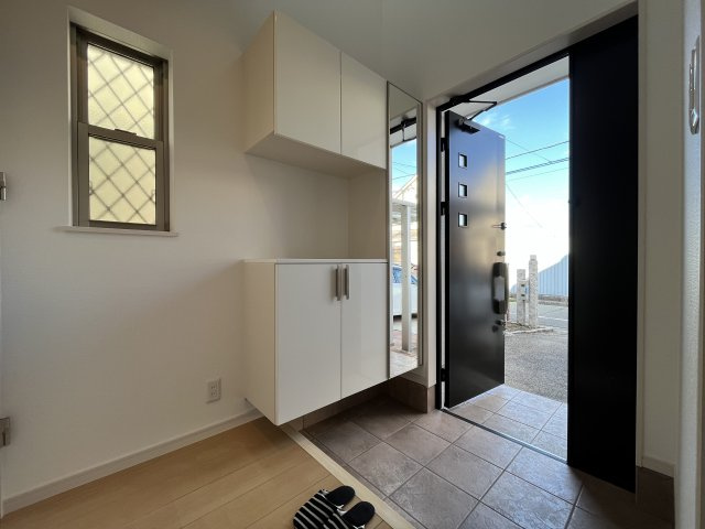 堺市東区大美野　中古戸建の玄関|靴が多くても安心の玄関収納つき。
可動棚のため高さのある靴でも簡単に収納できます。