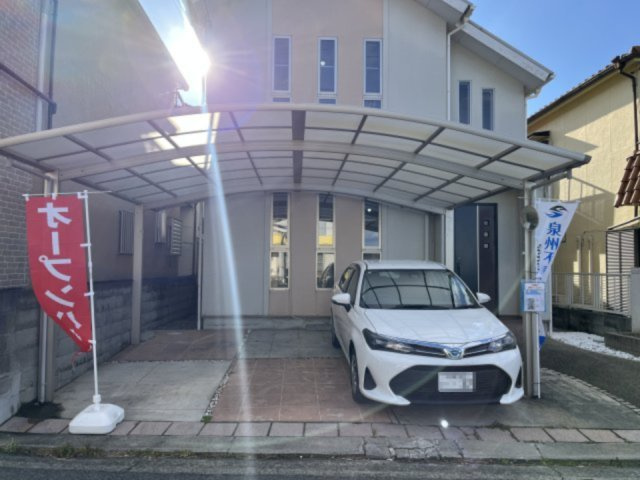 堺市東区大美野　中古戸建の駐車場|駐車２台＋バイクや自転車なども駐車・駐輪okのサイズ感。
駐車２台分の大型カーポートです。