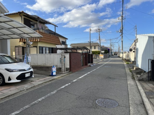 堺市東区大美野　中古戸建の前面道路含む現地写真|前面道路約4.8メートルございますので駐車も通行もラクラクです。