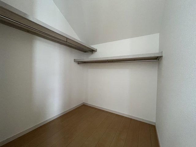 堺市東区大美野　中古戸建の収納|収納力豊富なウォークインクローゼット。
荷物の多いご家族にも安心です。