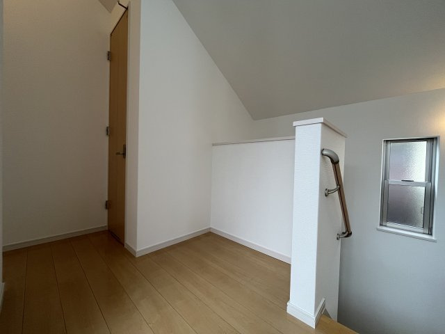 堺市東区大美野　中古戸建の内装|2階ホールは一部幅が広くなっております。
室内干しや勉強・書斎コーナーなど様々な用途で活躍。