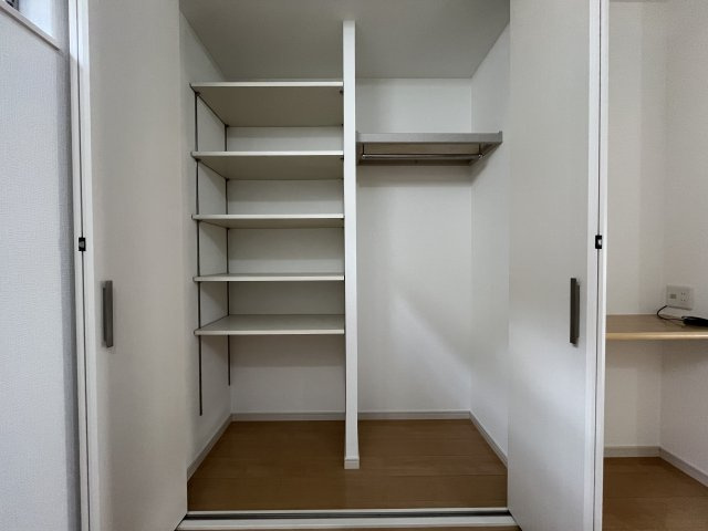 堺市東区大美野　中古戸建の収納|キッチン横にはパントリーがございます。
高さ調整可能な可動棚のため豊富な収納力です。