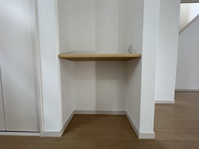 堺市東区大美野　中古戸建の内装|キッチン横のカウンター。
お子様の勉強机として料理をしながらお子様を見守ることができますね。