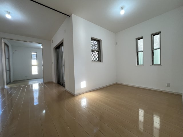 堺市東区大美野　中古戸建の居間・リビング|【LDK約17.25帖】
広々とした空間にご家族皆様が快適に過ごせます
クロス新調済（R7年10月）