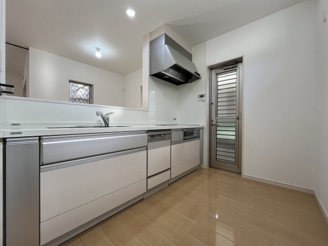 堺市東区大美野　中古戸建のキッチン|リビング全体が見渡せてご家族との会話が弾むキッチン。
あると便利な食洗機つき。