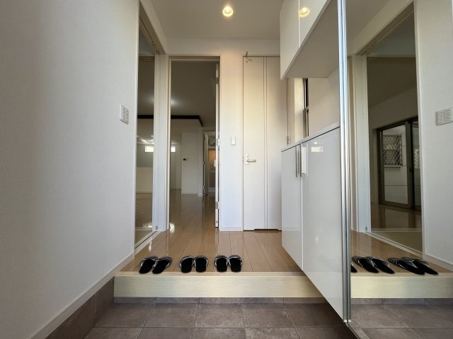 堺市東区大美野　中古戸建の玄関|靴が多くても安心の玄関収納つき。
可動棚のため高さのある靴でも簡単に収納できます。