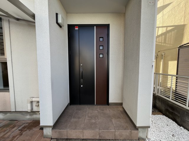 堺市東区大美野　中古戸建の玄関|玄関上部に屋根があり、雨の日でも濡れる心配はございません。