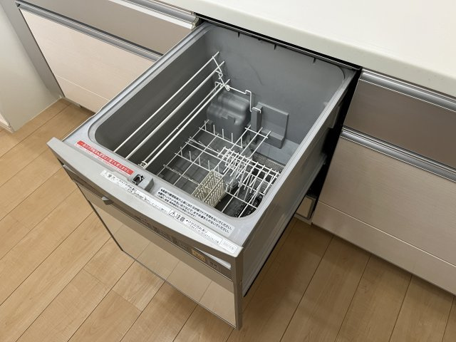 堺市東区大美野　中古戸建のキッチン|食洗機付きのキッチン。
食器洗いの時間を短縮でき手洗いよりも清潔です。