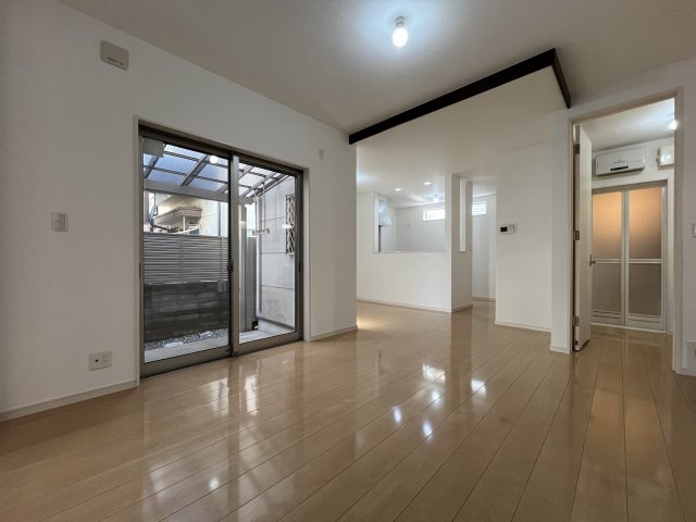 堺市東区大美野　中古戸建の居間・リビング|【LDK約17.25帖】
広々とした空間にご家族皆様が快適に過ごせます
クロス新調済（R7年10月）