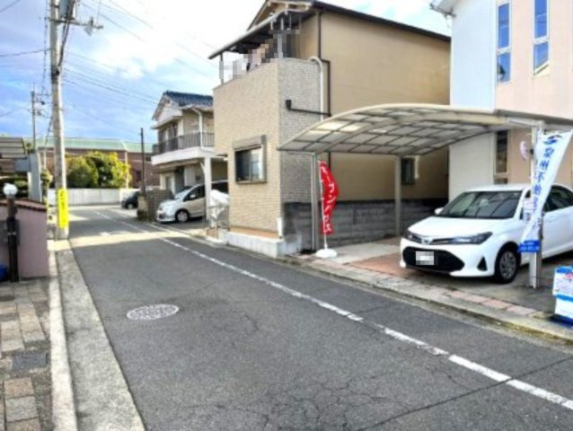 堺市東区大美野　中古戸建の前面道路含む現地写真|前面道路約4.8メートルございますので駐車も通行もラクラクです。