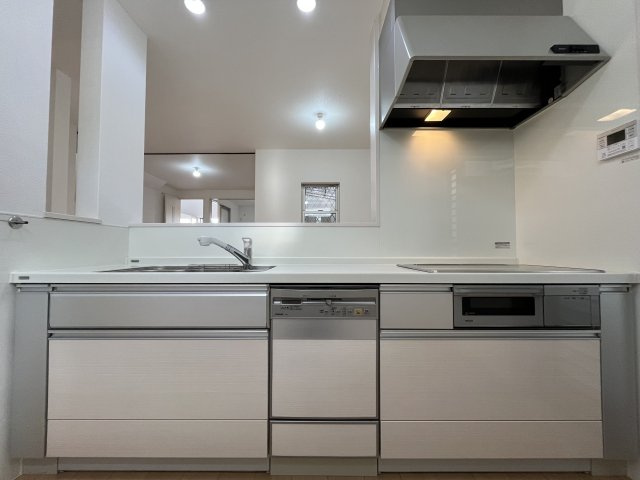 堺市東区大美野　中古戸建のキッチン|リビング全体が見渡せてご家族との会話が弾むキッチン。
あると便利な食洗機つき。