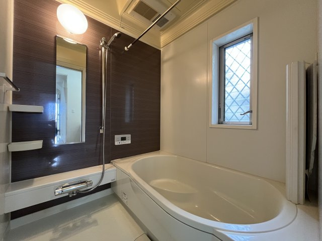 堺市東区大美野　中古戸建の浴室|一日に疲れを癒すゆったりスペースを確保。
浴室乾燥機付のため雨の日でも衣類を室内で干せます。