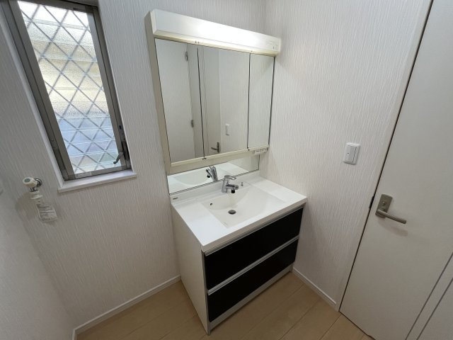 堺市東区大美野　中古戸建の独立洗面台|ミラーキャビネットになっておりメイク用品や洗顔小物などをスッキリ収納。
窓があることで換気もラクラク
