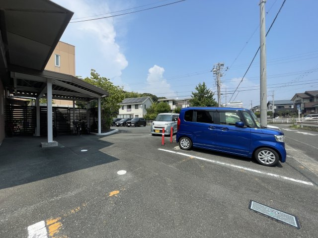 佐鳴台ビルの駐車場