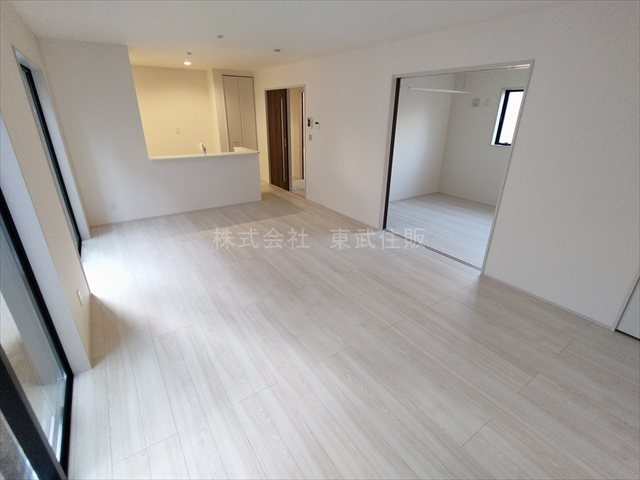 【居間・リビング】 | 鶴ヶ島市下新田第2　全4棟　1号棟 | こちらの17.75帖のリビングで趣味の時間をお楽しみください