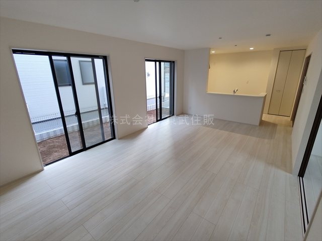 【居間・リビング】 | 鶴ヶ島市下新田第2　全4棟　1号棟 | 開放感があり日当たり良好です