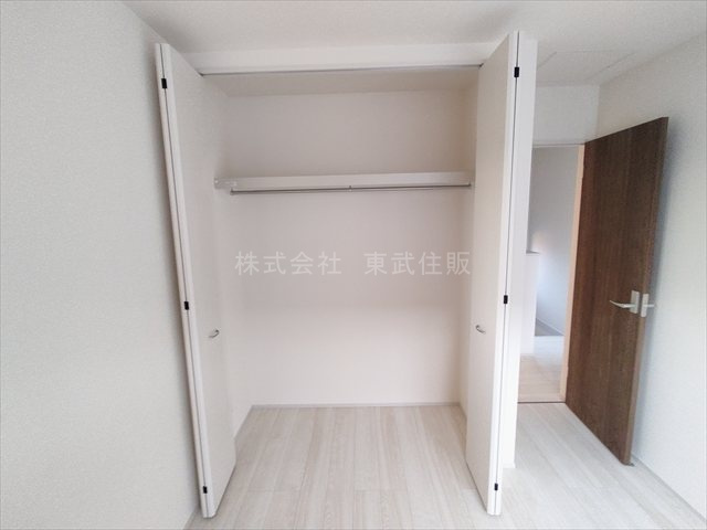 【収納】 | 鶴ヶ島市下新田第2　全4棟　1号棟 | 洋室5.25帖南西側収納