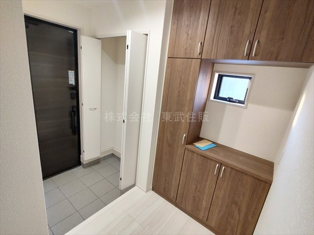 【玄関】 | 鶴ヶ島市下新田第2　全4棟　1号棟 | ゆったりとした玄関です