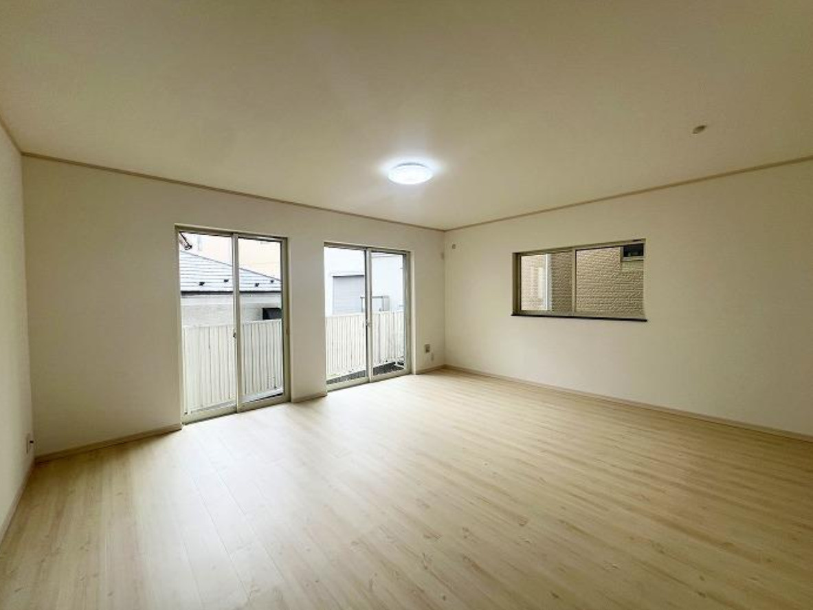 横浜市保土ケ谷区権太坂3丁目　中古戸建【仲介手数料無料】カースペース2台の居間・リビング