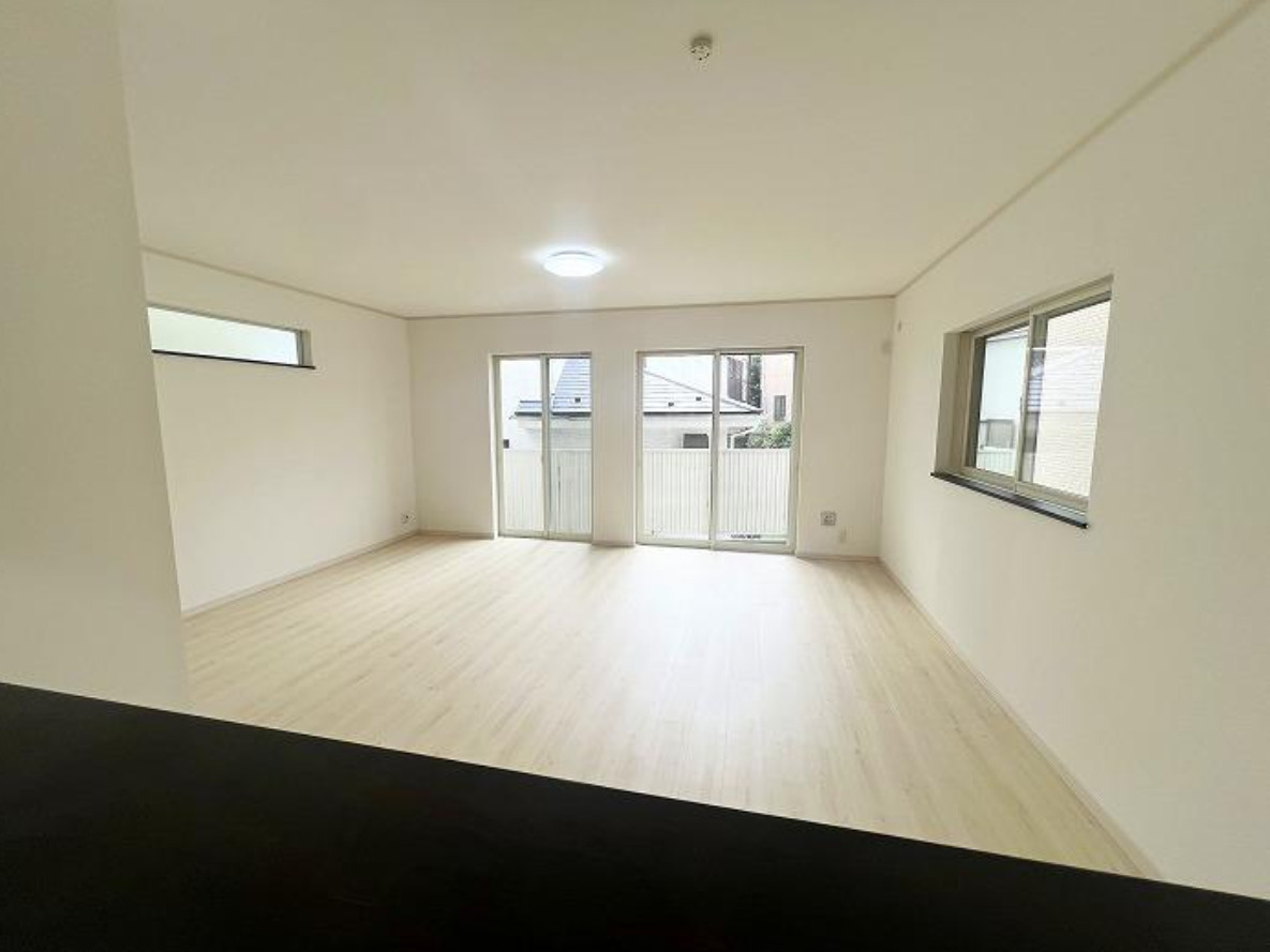 横浜市保土ケ谷区権太坂3丁目　中古戸建【仲介手数料無料】カースペース2台の居間・リビング