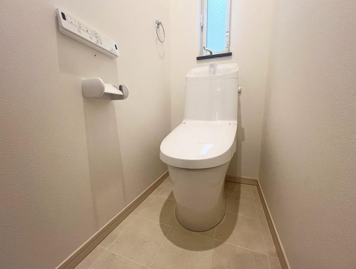 横浜市保土ケ谷区権太坂3丁目　中古戸建【仲介手数料無料】カースペース2台のトイレ