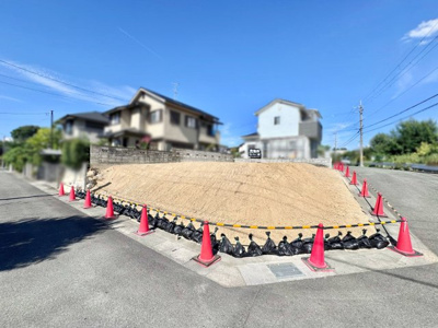 【前面道路含む現地写真】 | 城陽市寺田市ノ久保　注文住宅　条件なし土地 | 【参考プラン情報】
洋室8帖にあるウォークインクローゼットは2帖の広さがあり、オフシーズンの衣類などをたくさん収納できます。