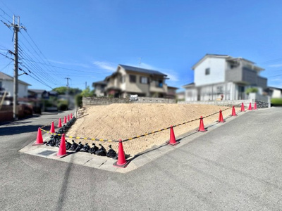 【前面道路含む現地写真】 | 城陽市寺田市ノ久保　注文住宅　条件なし土地 | 【参考プラン情報】
南向きバルコニーは道路に面しているため、日当たり良好で、南側には建物が無く通風に良好で洗濯物が早く乾きそうです(^^♪