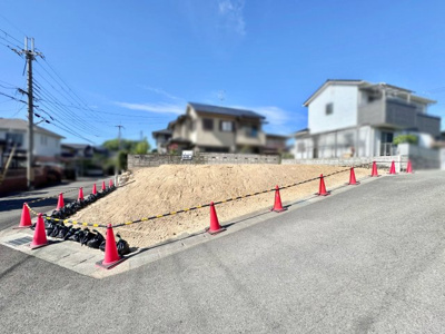 【前面道路含む現地写真】 | 城陽市寺田市ノ久保　注文住宅　条件なし土地 | 【参考プラン情報】
トイレは2ヶ所ありますので、朝の忙しい時間でも混み合う心配がなく、来客の際も助かります。